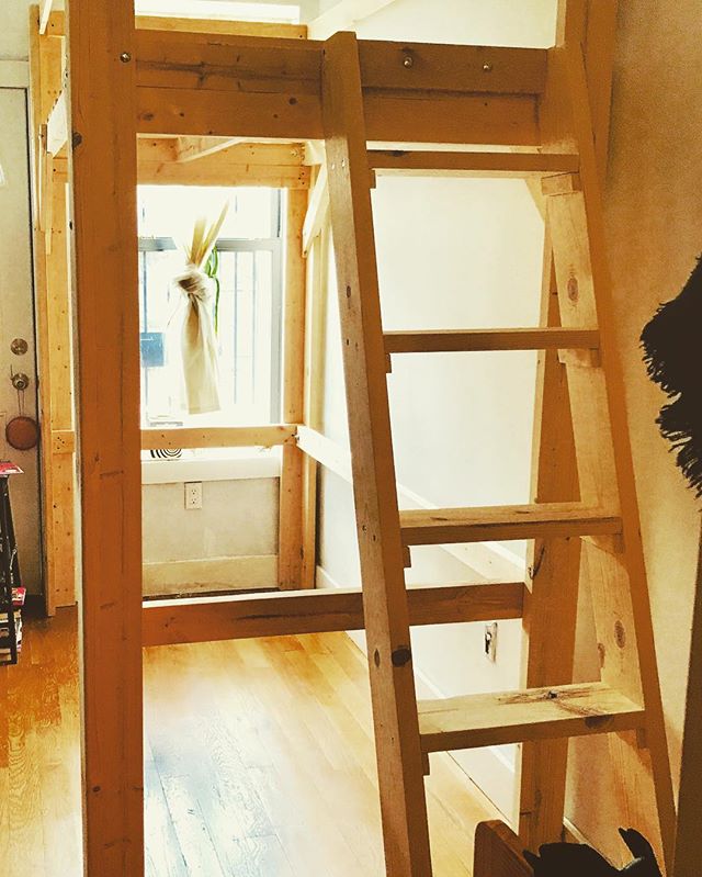 We were improving the functionality of spaces in #nyc this week with #loftbeds . Like this narrow space that has been reclaimed in #Brooklyn !
##loft #loftbed #studio #apartment