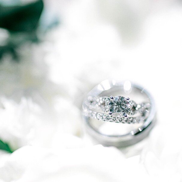 Who else loves detailed Ring shots!? 💍✨
⠀⠀⠀⠀⠀⠀⠀⠀⠀
While a fancy expensive ring doesn&rsquo;t define your love for one another, it is something that still deserves to be photographed in all its glory!