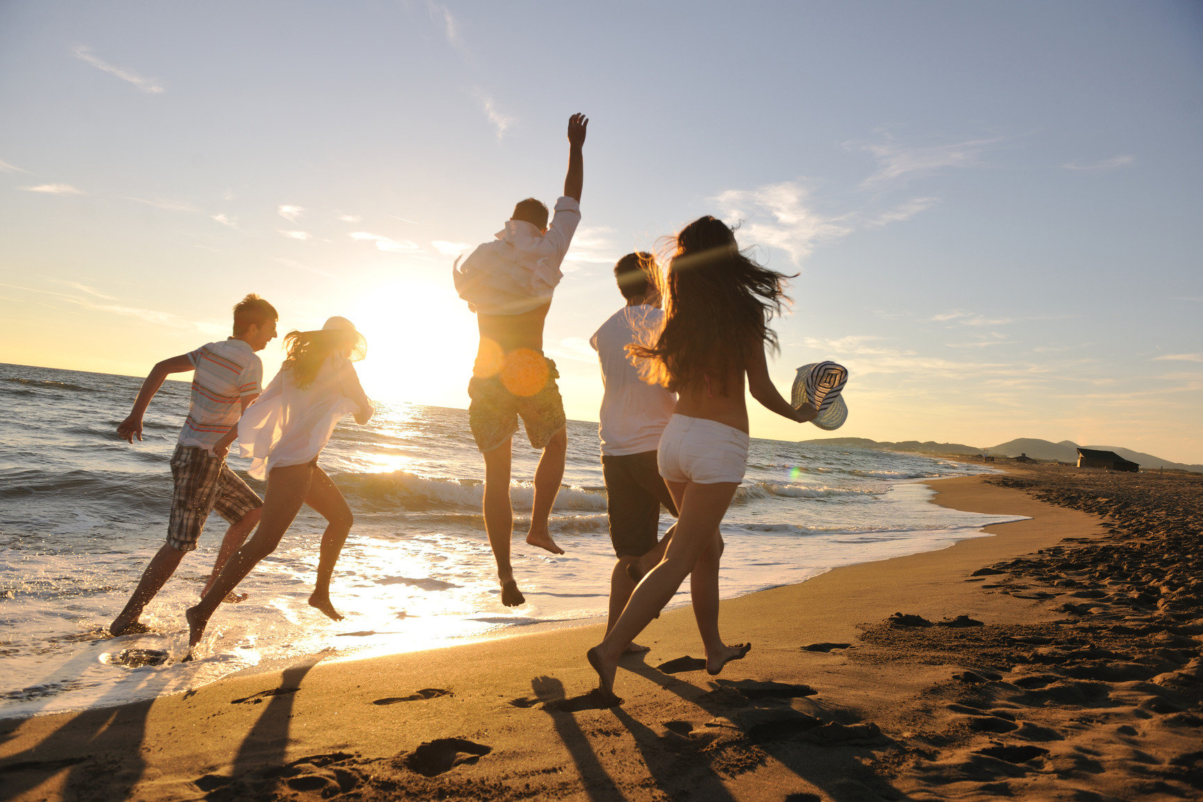 photodune-1786041-people-group-running-on-the-beach-m.jpg