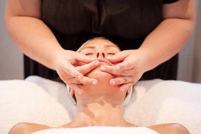 I Try the 'Meghan Markle" Facial - The Sculptural Facial Massage at Skinography