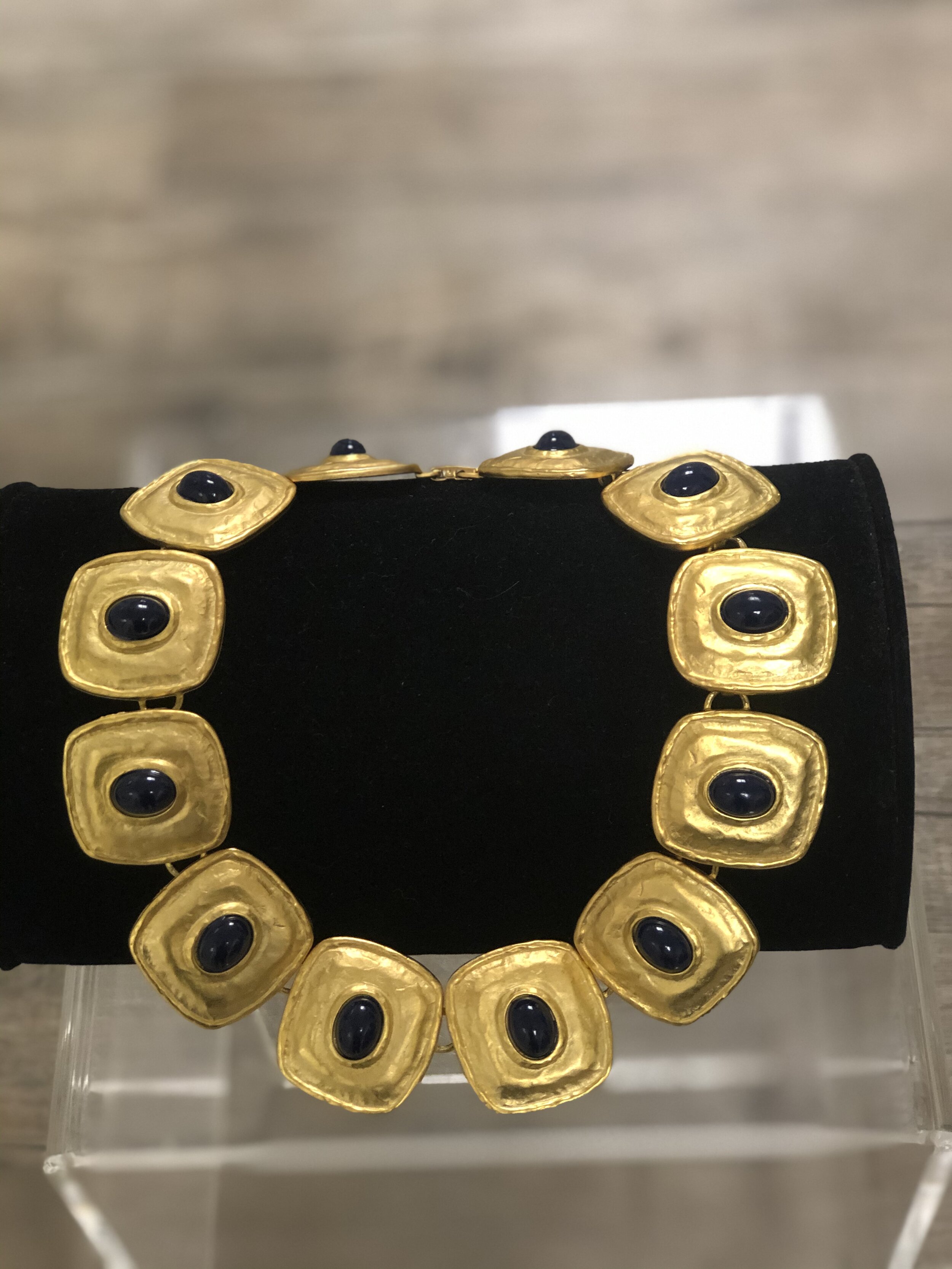 Gold tone collar necklace