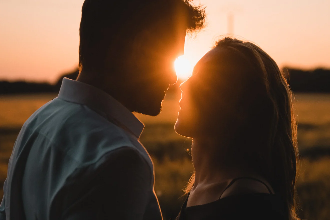 Couple_Kiss_Moody_Photography_by_Aurelien_Guery.jpg
