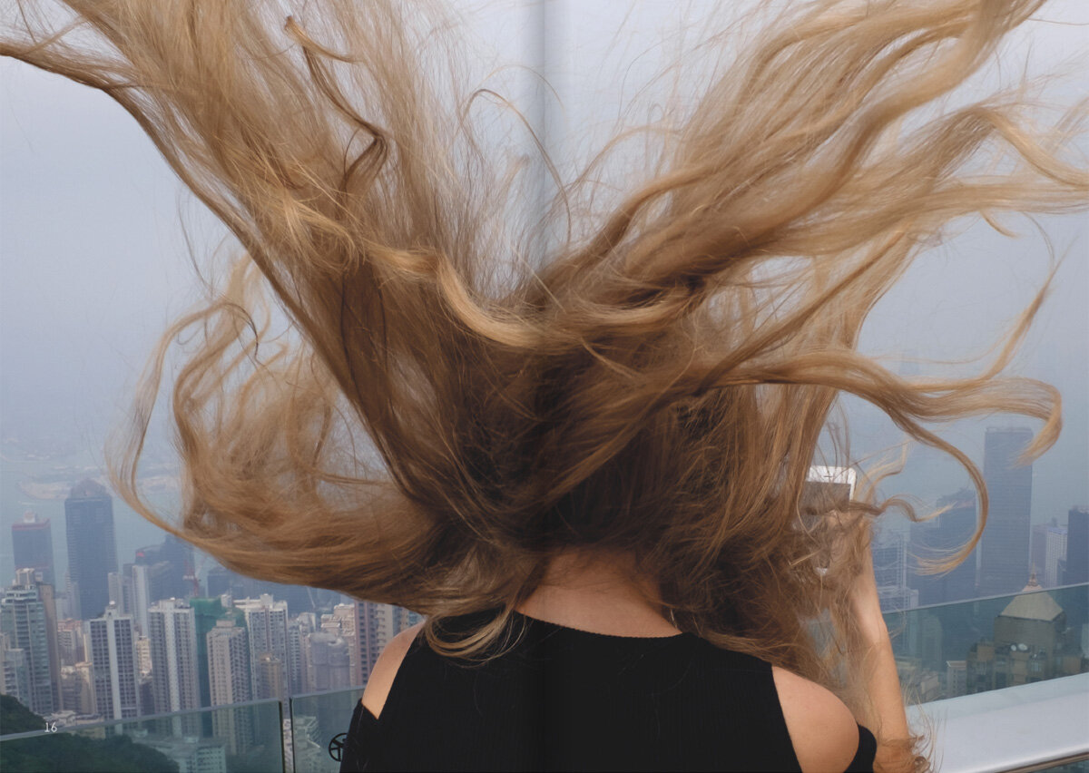 Самих лучше волосы. Прическа на ветру. Длинные волосы на ветру. Девушка с развевающимися волосами. Девушка волосы на ветру.