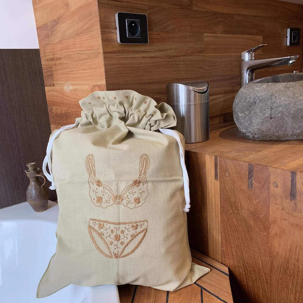 sac-a-linge-broderies-faites-main