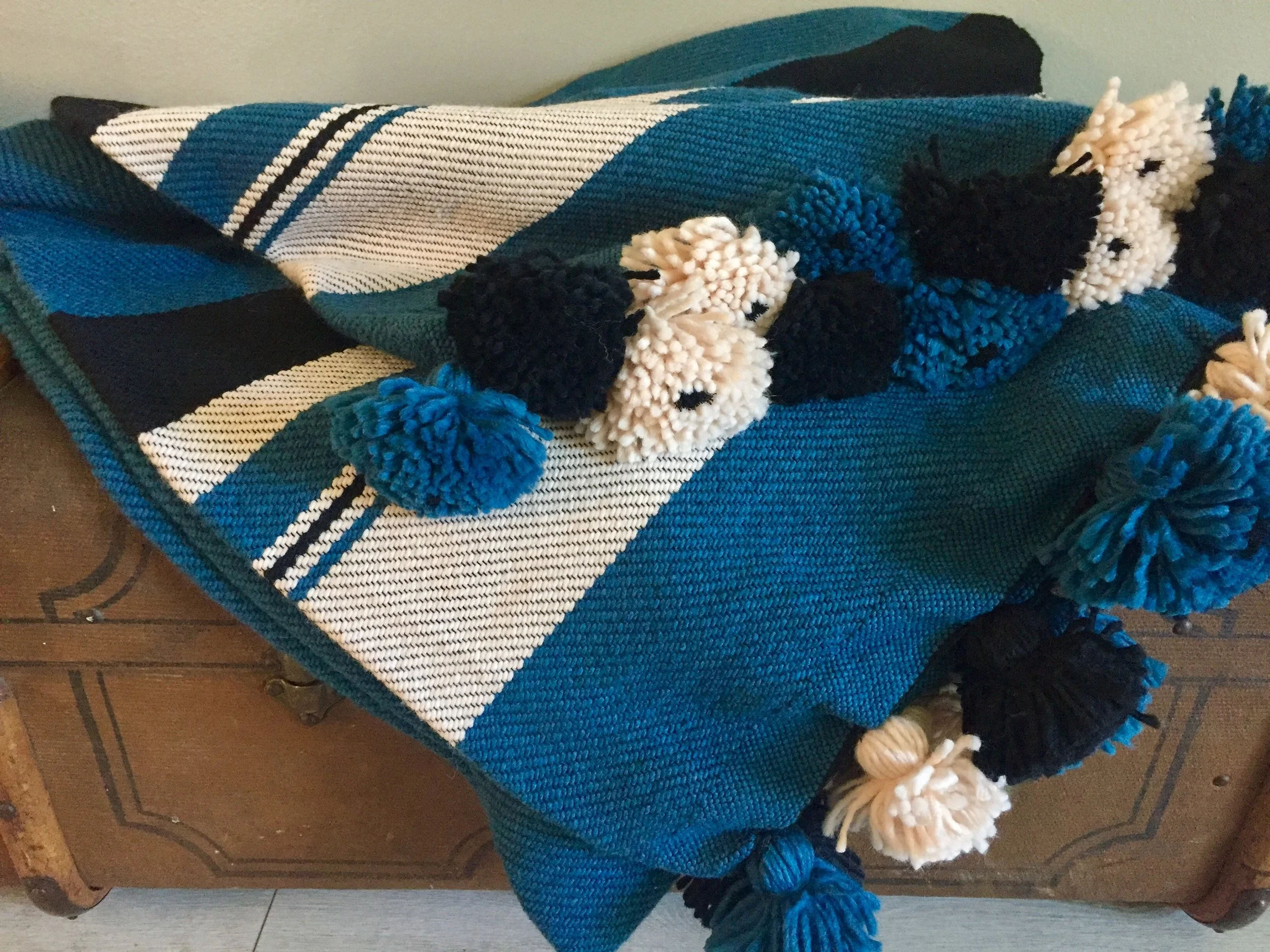 plaid-laine-pompons-artisanat-traditionnel-marocain
