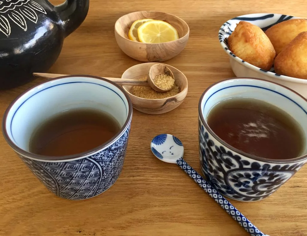 cuillere-japonaise-ceramique-sur-table