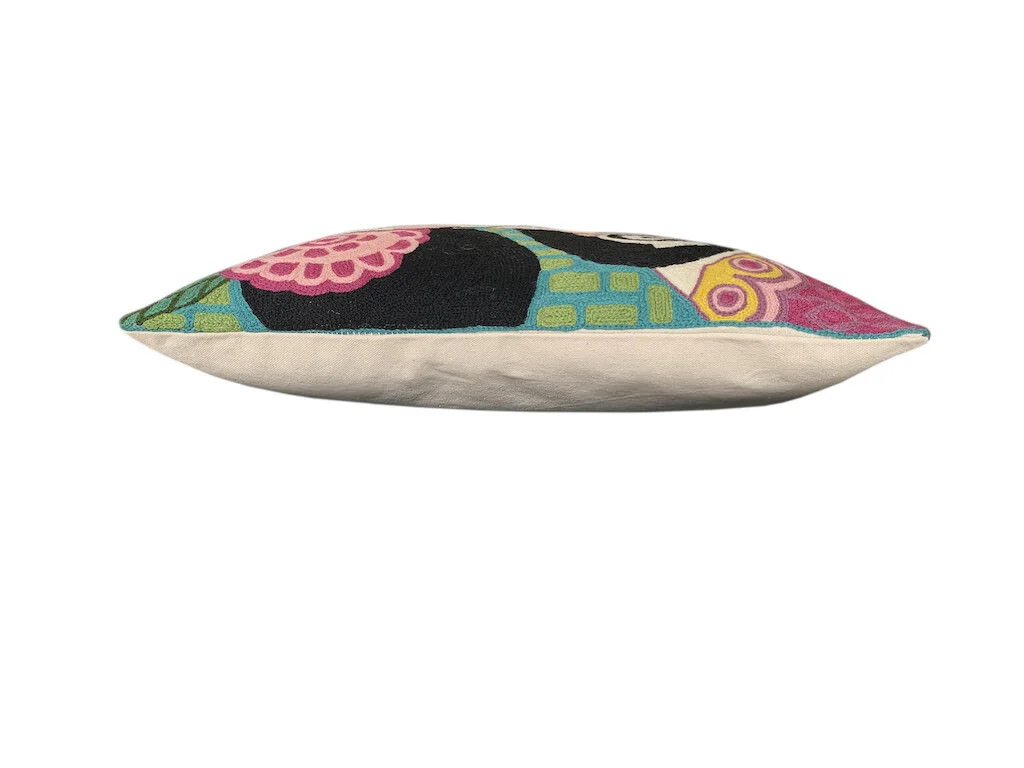 coussin-frida-et-son-chat-broderie-point-chainette-cachemire-profil