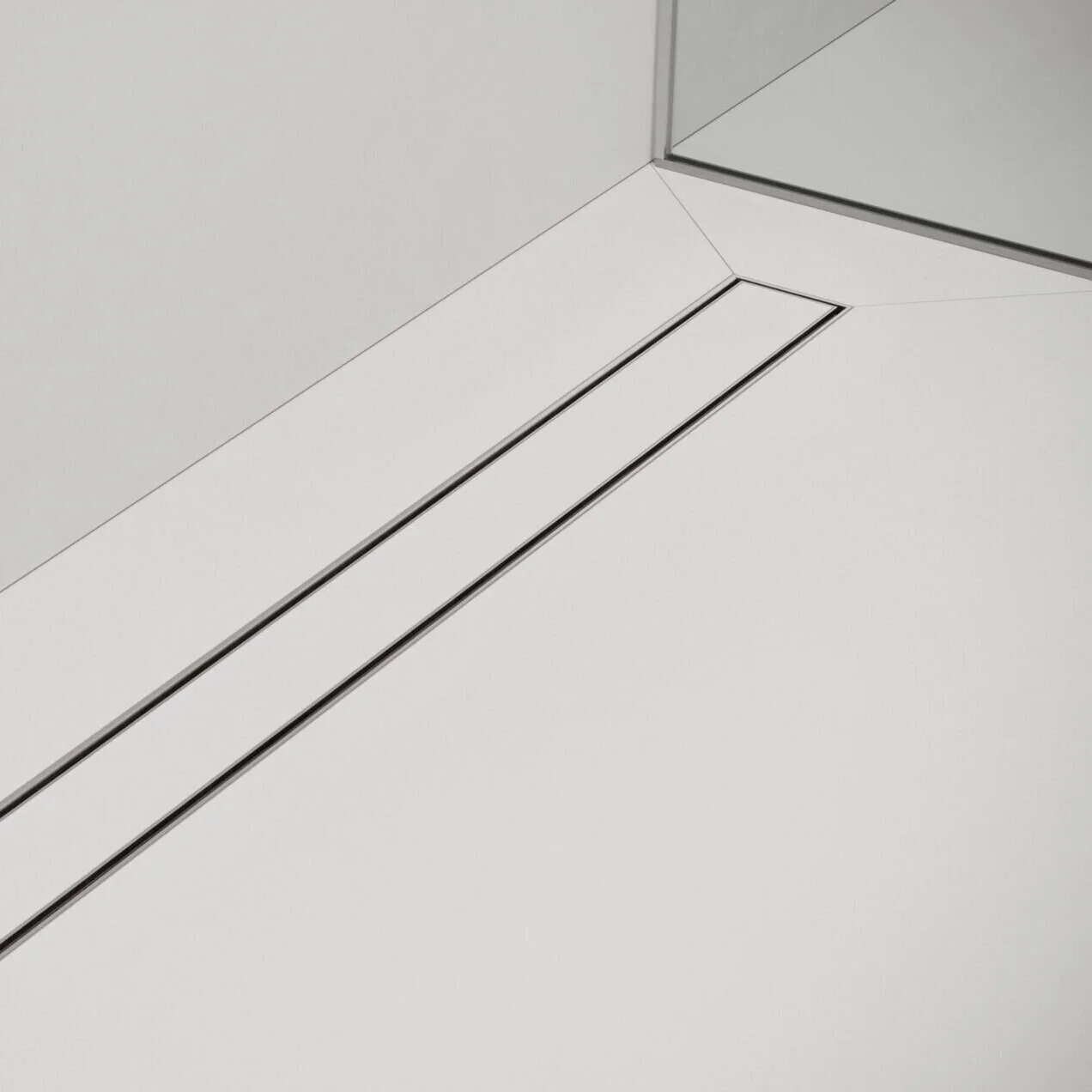 shower-drain_mood-close-up_easy-drain_compact_tile_02-scaled-1800x0-c-center.jpg