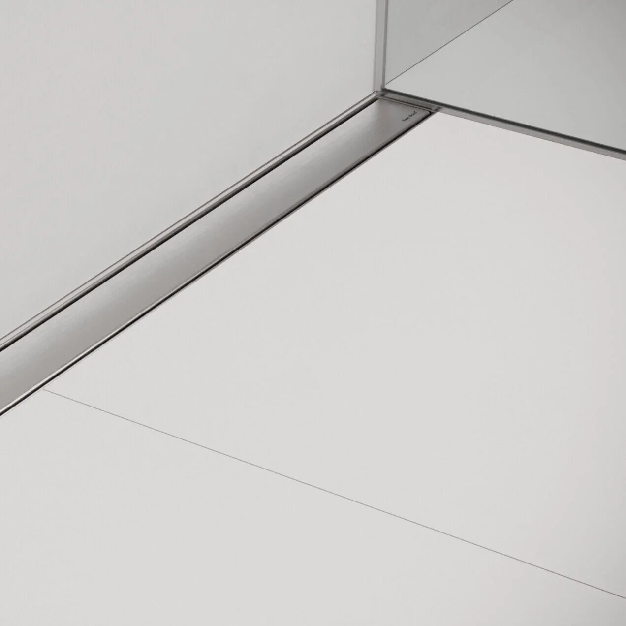 shower-drain_mood-close-up_easy-drain_compact-wall_zero_stainless-steel_02-scaled-1800x0-c-center.jpg