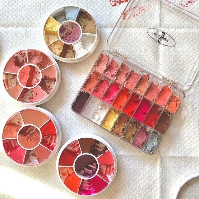 quarant&auml;ne nutzen 💪🏼 #kithacks #makeupkit #makeuporganizer #makeuporganization #makeupcollection #bennye #creamblush #highlighterpalette #vueset