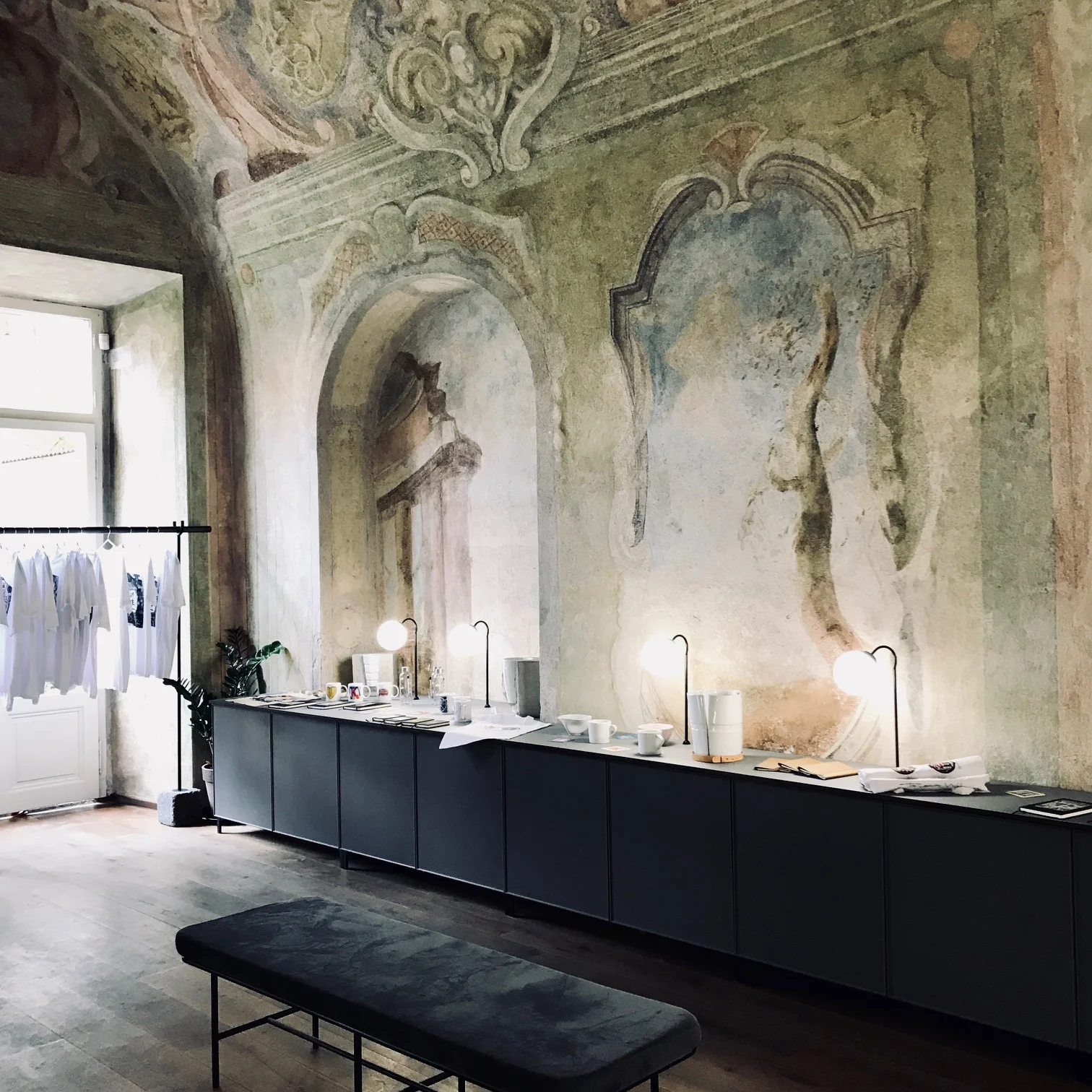 La galerie Artisème expose des objets de designers tchèques . C’est un lieu unique à aller voir en allant au John Lennon Wall. L’intérieur avec ses hauts plafonds, son aspect brut et ses grandes ouvertures donne au lieu un cachet tout particulier. www.artiseme.com