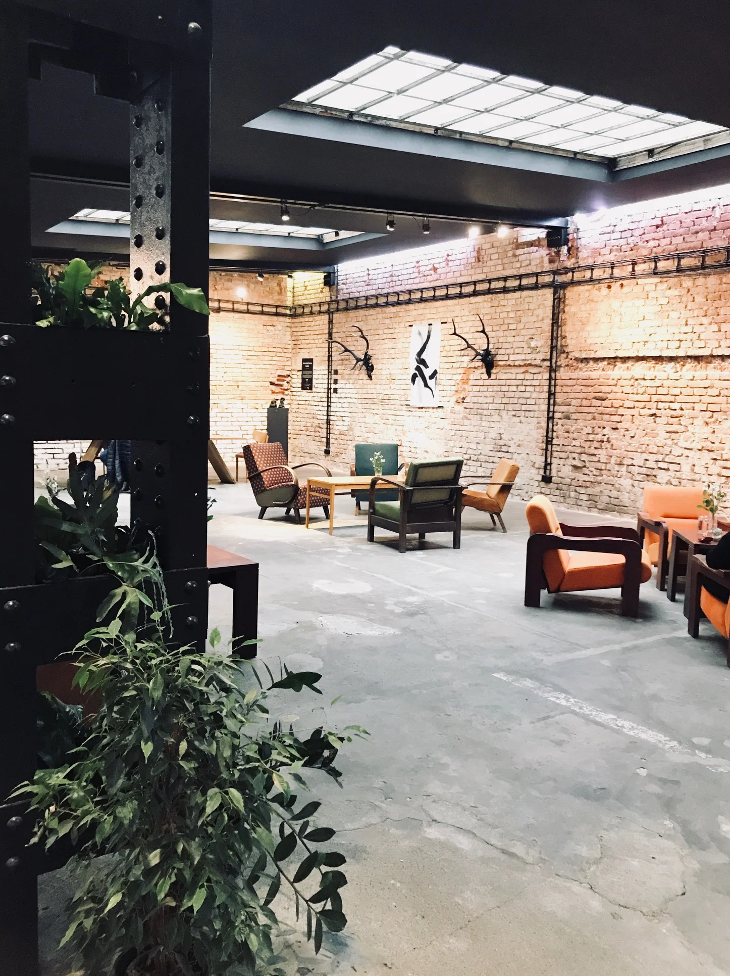 Et puis il y a aussi le Vnitroblock , lieu incontournable de rencontre ou se mêle un concept store , un café , une galerie , un fleuriste, une salle de danse, un studio et des ateliers. L’ambiance et la décoration vous font voyager et vous donne l’impression de vous retrouver à Brooklyn . www.vnitroblock.cz