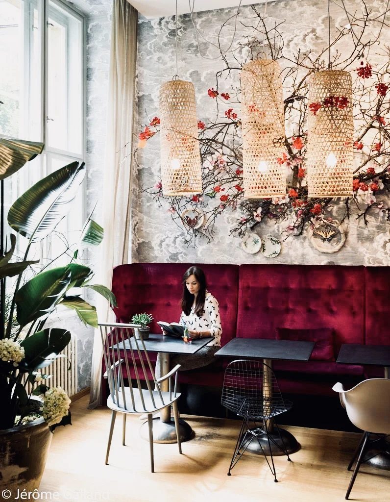 La Bohème Café est un café concept store où vous pouvez acheter beaucoup de sorte de café mais également en boire de façons variées. Le lieu est très chaleureux, beaucoup de personnes viennent y travailler. Pour leurs décorations, en entrant on comprend pourquoi cet endroit a reçu le prix du design d’intérieur tchèque à son ouverture. Du mobilier vintage , des belles tapisseries (Fornasetti), des plantes vertes et une banquette en velours , tout y est pour s’y sentir bien. Psssst, je n’ai pas réussi à faire une jolie photo, le café étant rempli à l’heure où j’y étais, mais Jérôme Galland en a fait une top ! www.labohemecafe.eu