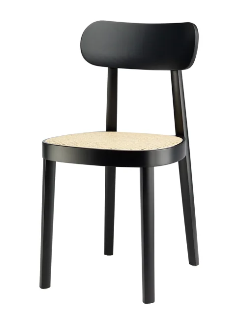 Comme troisième produit j’ai choisi de vous présenter la chaise 118 pour Thonet. Véritables icônes, les chaises des frères Thonet ont marqué le début du design. Ici, Sebastian Herkner a imaginé cette chaise d’une façon minimaliste et élégante, elle rappelle à la fois son histoire et s’intègre dans des espaces plus contemporains.