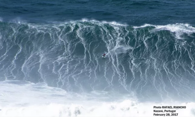 Lucas Chumbo e Pedro Scooby fazem bonito em Nazaré