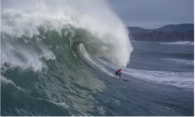 Carlos Burle e Lucas Chumbo comemoram dia de ondas grandes em Mavericks