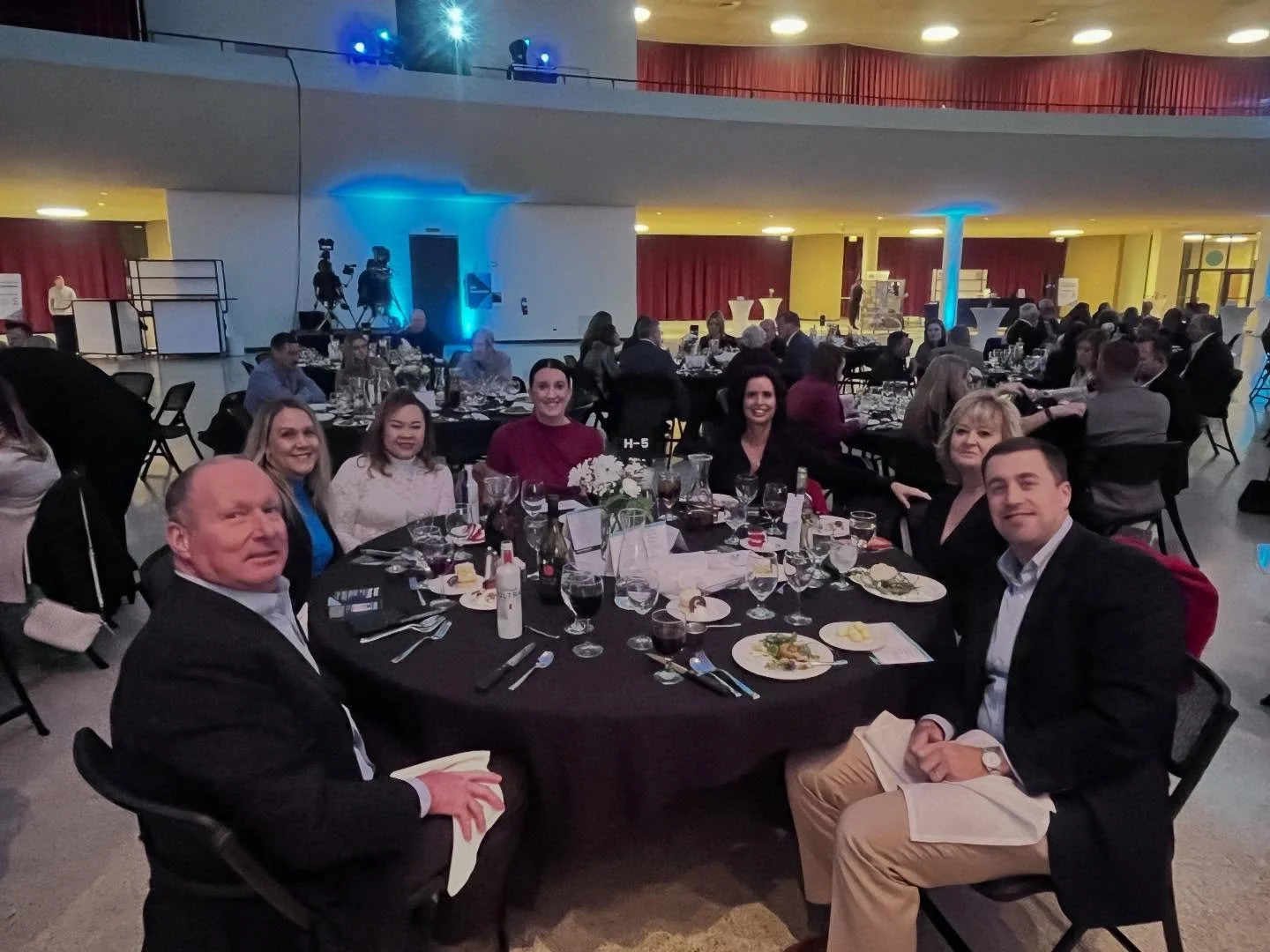 A great night at the Wichita Chamber Annual Meeting. Strong momentum and an inspiring reminder from Shawn Achor that happiness fuels success, not the other way around.
Grateful to be part of a community that keeps moving forward together. 💛