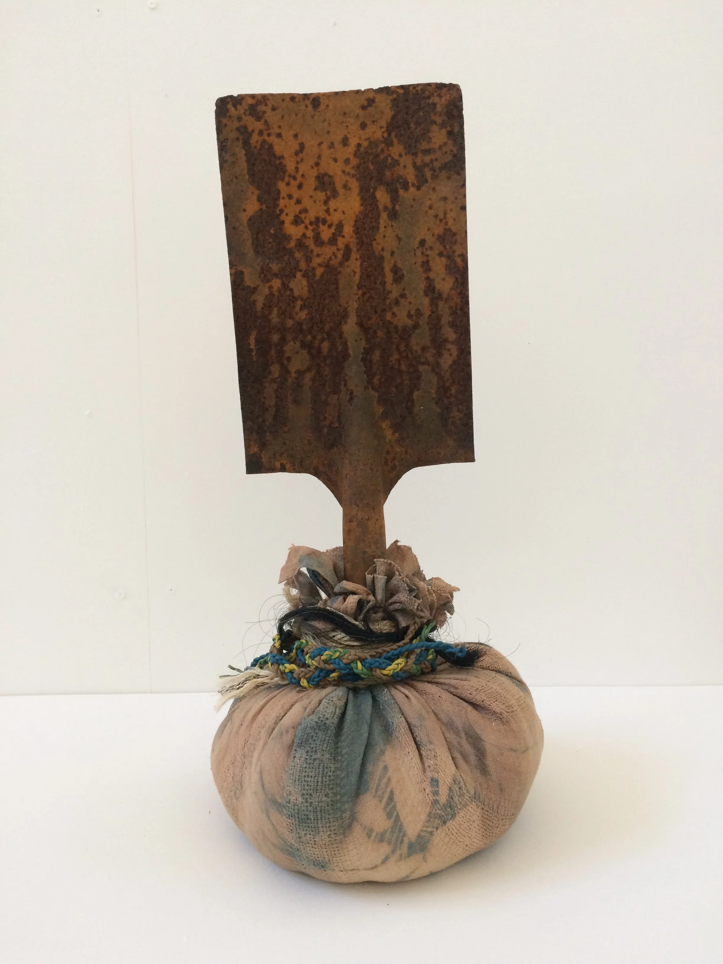 Spade Totem, 2018 spade, cloth, rice, wire, horse-hair, string h47cm