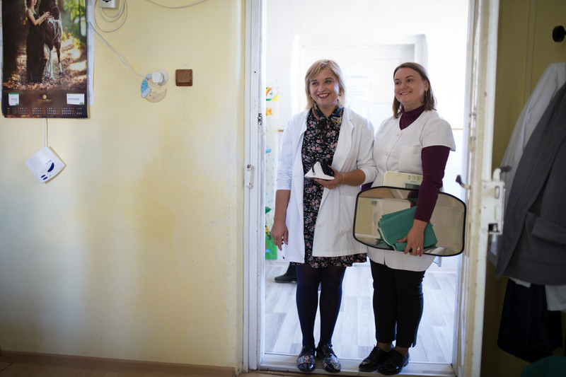  Cristina and Ionela know every street and house in the communities they serve like the back of their hands. During their regular visits to households, Cristina and Ionela perform basic check-ups and give health advice to pensioners, pregnant women, 