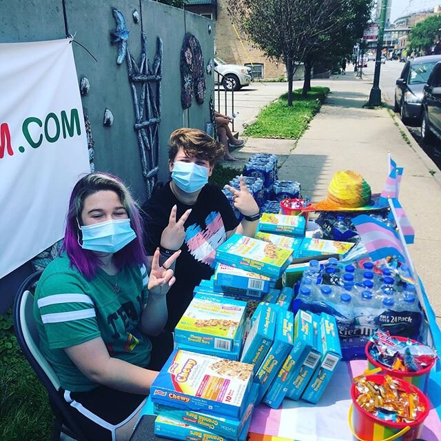 Waiting for marchers near Wrigley❤️🏳️&zwj;🌈❤️ #transgenderrights #translivesmatter #transmarch #loveislove🌈