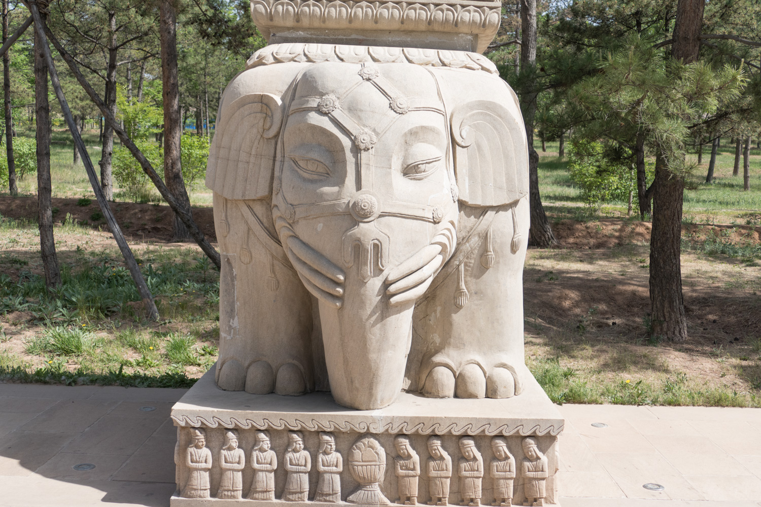 A welcoming elephant
