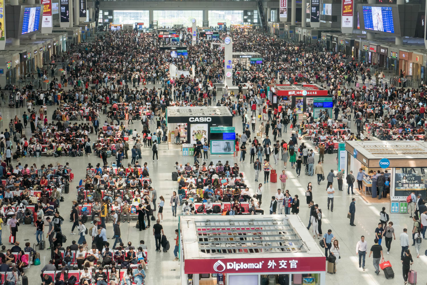 Hongqiao railway station on a national holiday
