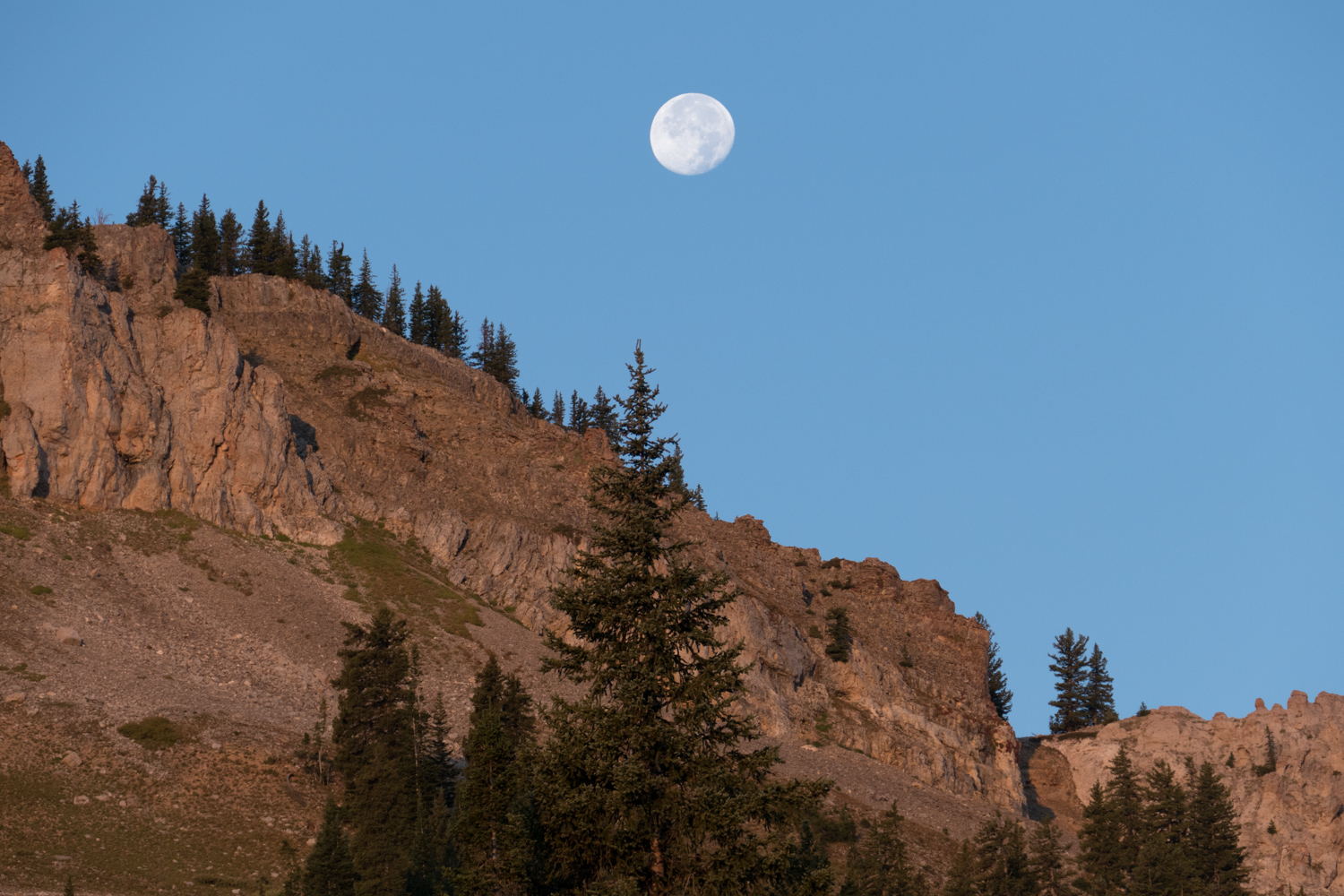 Early morning moon set