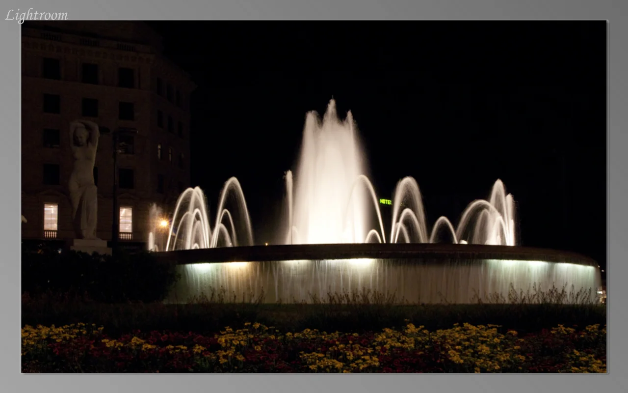 Night view of the fountain at Placa de Catalunya