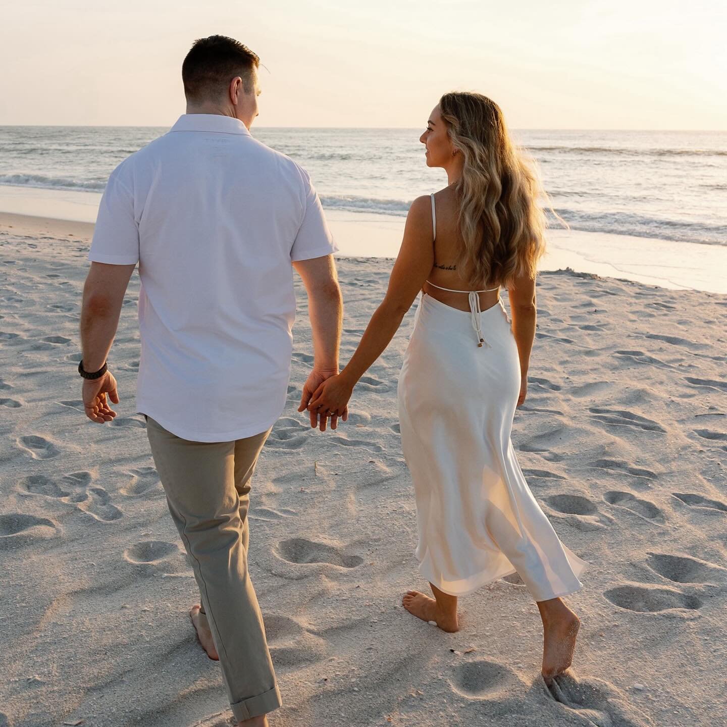 Florida sunsets are perfection. Especially if you also get a peak of the moon in the background 🌅 🌙 . Happy wedding month to Deanna and Sean @deannalombardo