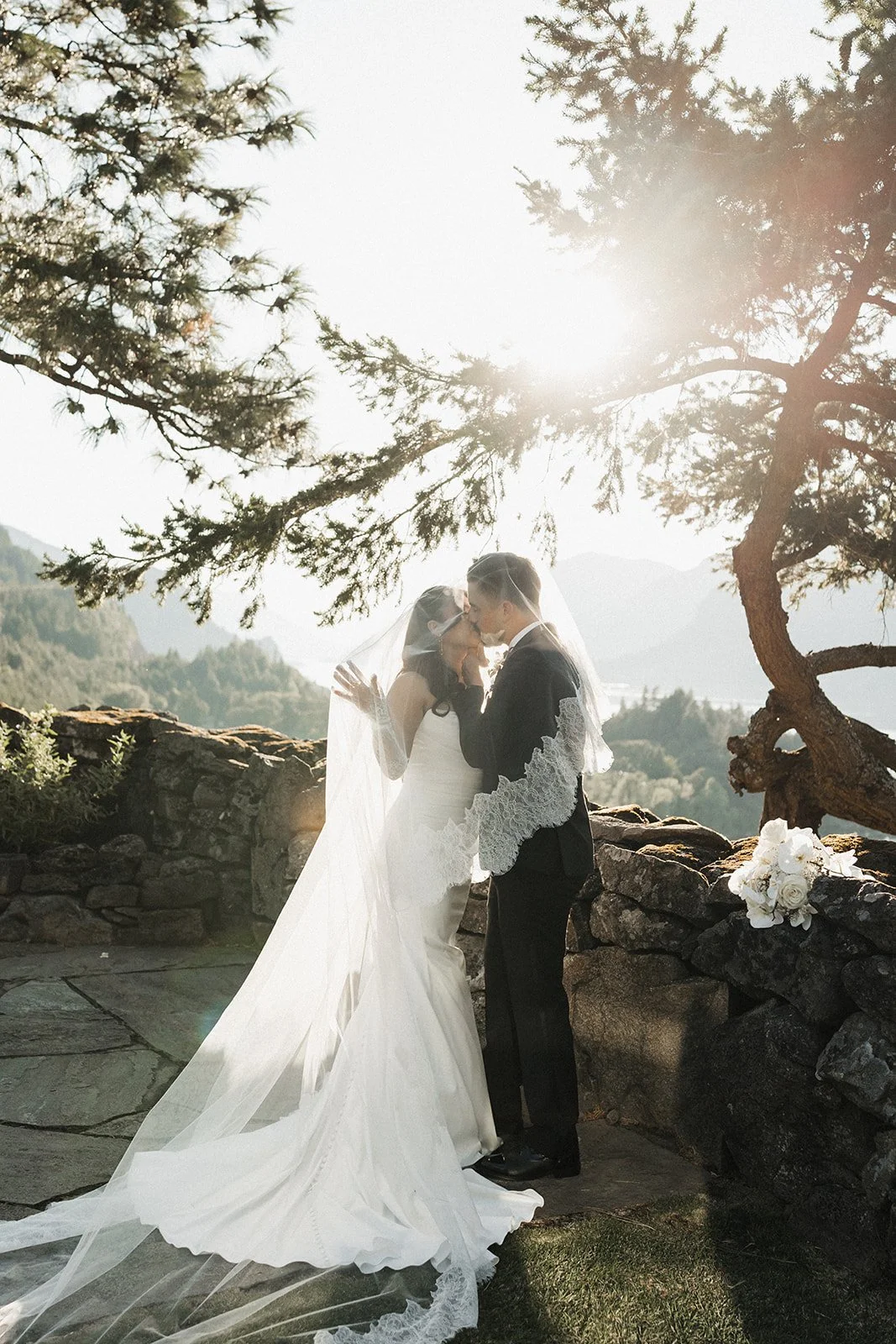 Romantic Griffin House Wedding in Hood River, Oregon | Luis &amp; Jen