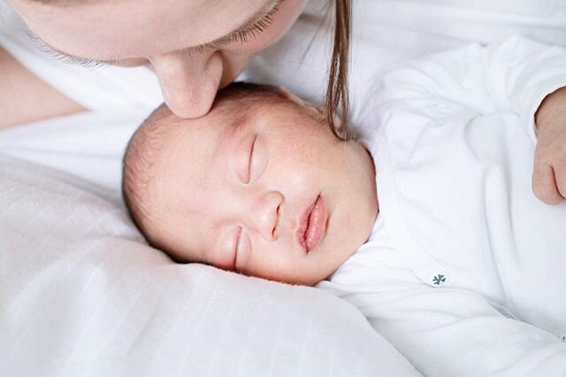 Good morning sunshine 💛⠀
⠀
Vergeten jullie niet dat de zomertijd vannacht in gaat? Morgen kunnen alle papa&rsquo;s en mama&rsquo;s een uurtje &lsquo;uitslapen&rsquo;, yay! &hearts;️⠀