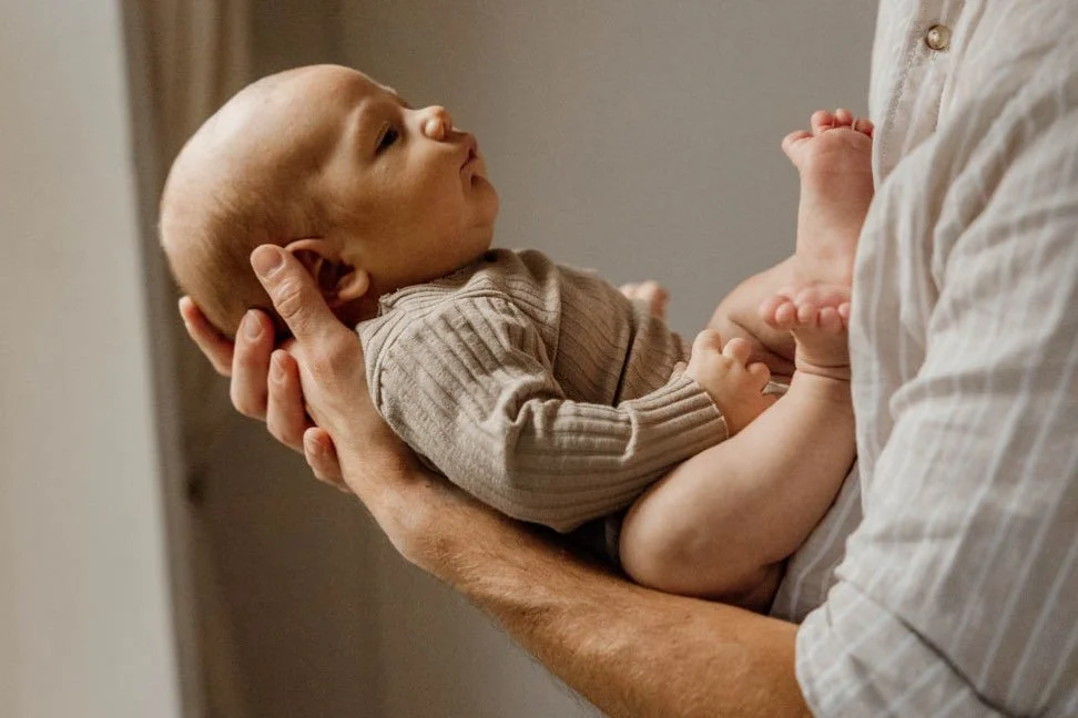 Vroeger raasde ik door, romantiseerde ik de hustle culture, het gevoel op het randje van een burn-out te balanceren.

Vorig jaar leerde ik dat er niets romantisch is aan daadwerkelijk van de klif vallen.
Zeker niet als je gezin afhankelijk is van jou