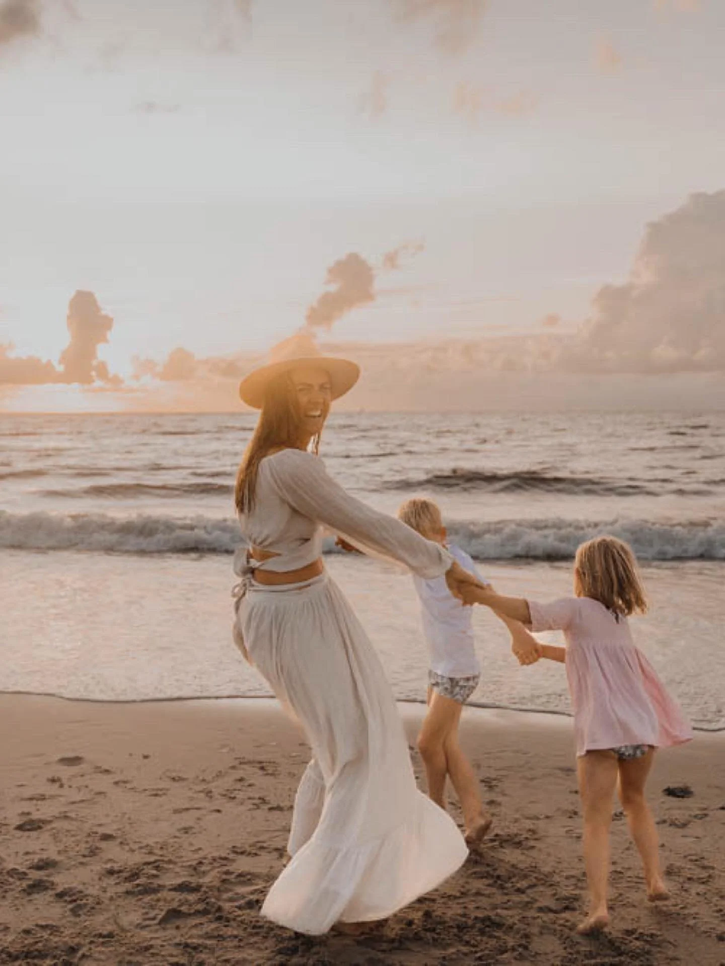 Still in love with this 20 minute magic motherhood session from a few years ago. 💘