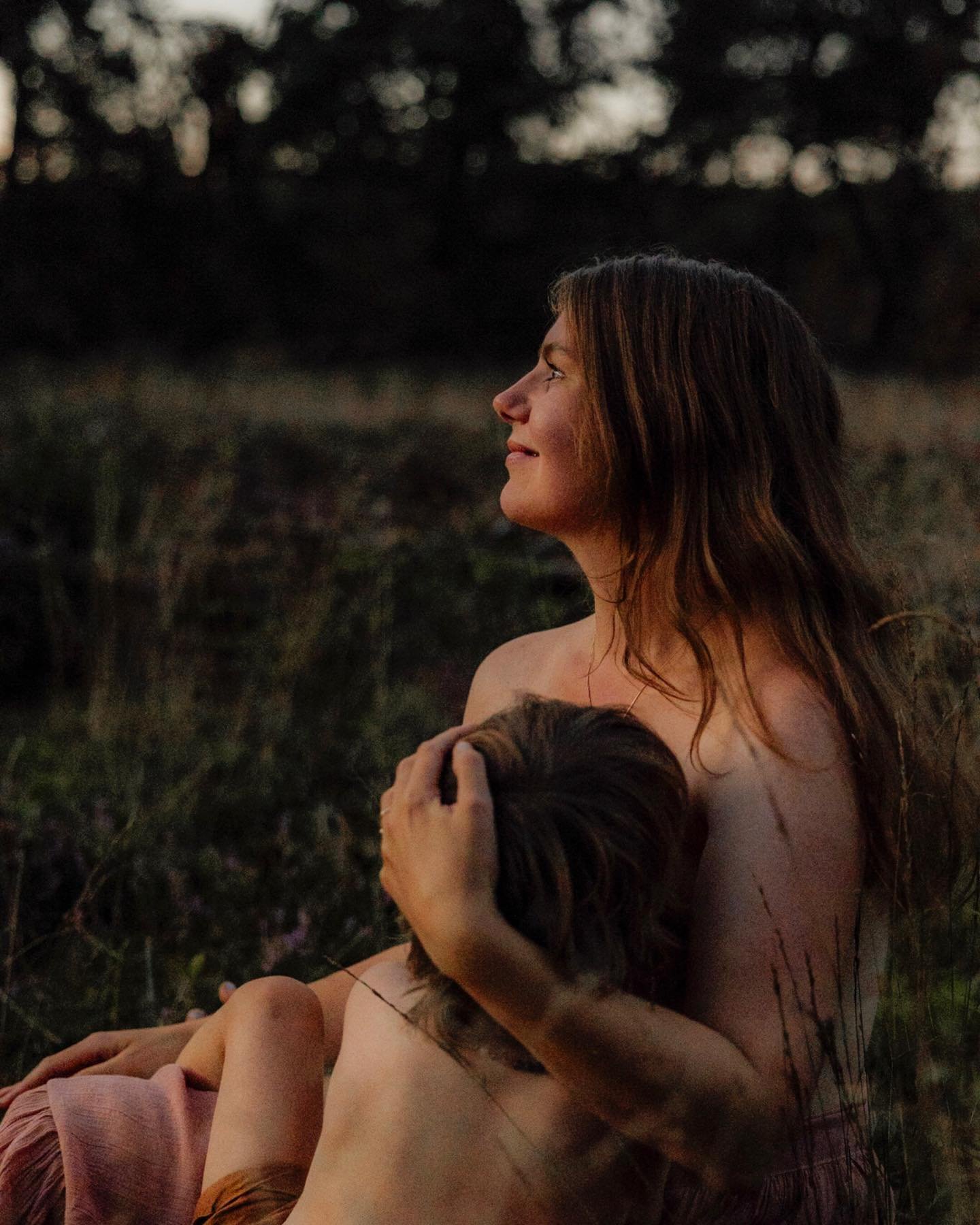 Ik noem mijn familie fotoshoots &lsquo;intimate family sessions&rsquo; - en dat is niet zonder reden. ❤️ want alhoewel het &eacute;cht geen must is om borstvoedend of half bloot op de foto te gaan (zoals bij deze serie) - vind ik het w&eacute;l belan