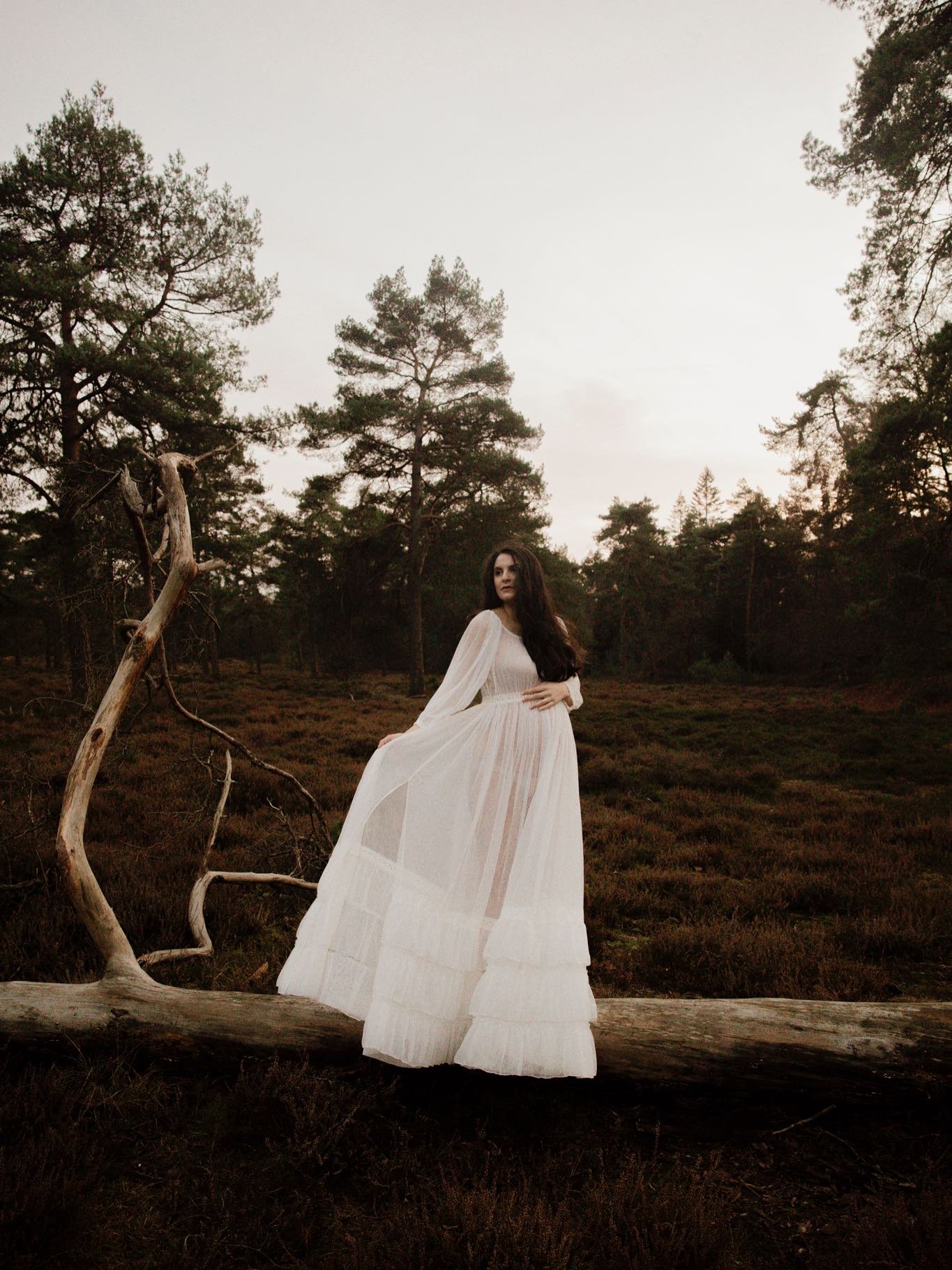 Wanneer ik het over slow living heb, merk ik dat mensen vaak denken dat ik elke dag boeken lees. Met een kop thee in mijn handen, terwijl door de openslaande deuren vogelgeluiden naar binnen komen en mijn kinderen rustig spelen op de achtergrond.

En