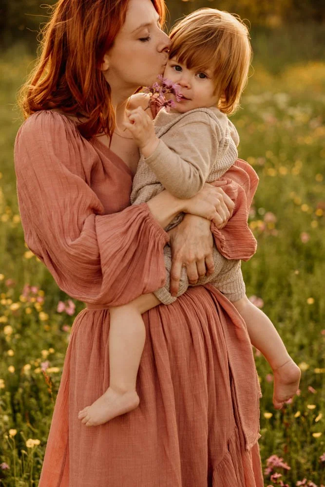 moeder met peuter in bloemenveld