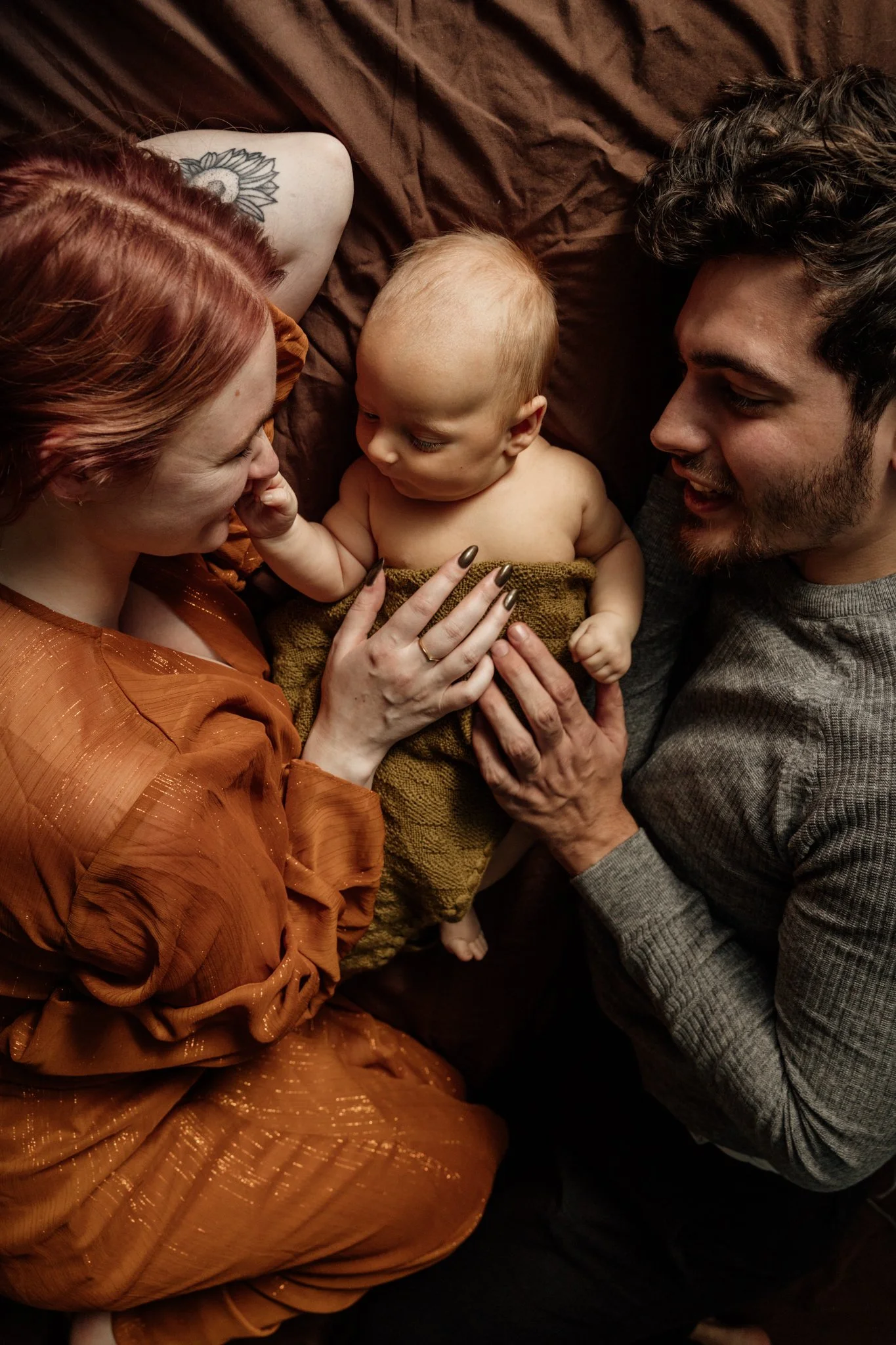 baby slaapt tussen ouders in