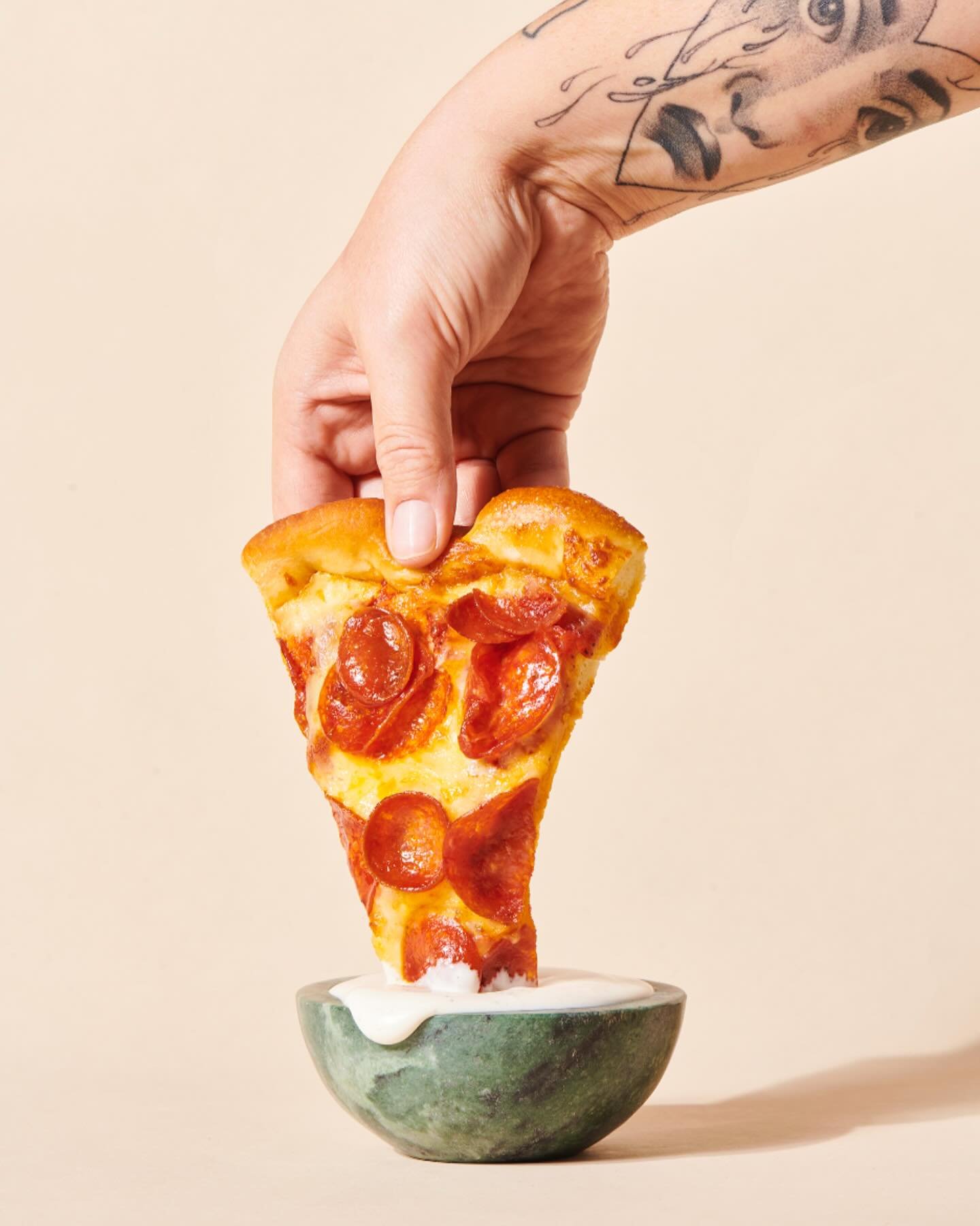 Who else dunks and isn&rsquo;t afraid to scream it from the top of Hidden Valley Ranch?
.
.
Hot take 🔥🍕 over at @clevelandmagazine 
Let&rsquo;s hear your thoughts 💭 

Photo @meganngalehouse 
Style @maganpie 
Food @bettystylesfood 
🍕 @masterpizza 
