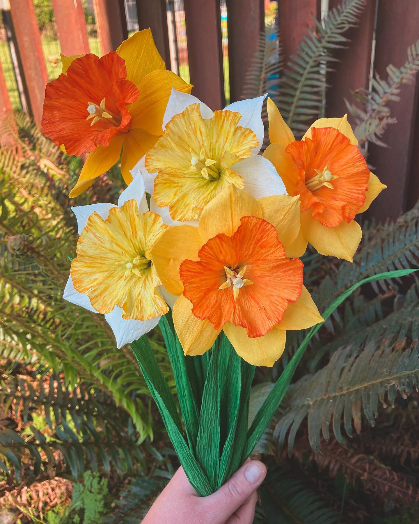 More daffodils for grandma. Today is her birthday and also Rory&rsquo;s gotcha day. 

Tutorial from @ingailzepeterson. 
Paper is @flowers_by_staufenwerola. 

💐
#PaperFlowers #CrepePaperFlowers #PaperCraft #PaperSculpture #BotanicalArt #PaperArtist #