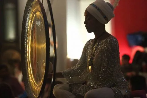 Gong-with-Siri-500x334-1.jpg