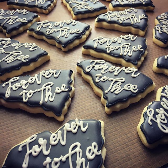 We hail the Carolina...🎼 #forevertothee #graduationcookies #uofsc