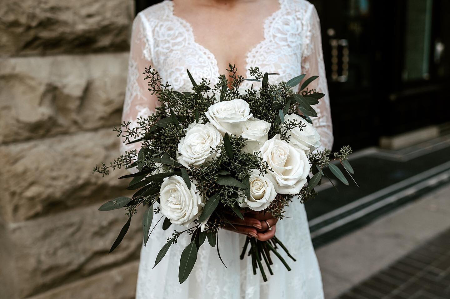 ᴄʟᴀssɪᴄ💫

When it comes to bridal bouquets, are you team monochromatic or exuberantly colourful? Deep, moody greenery or close to none at all? Full and abundant or dainty and airy? Here&rsquo;s the truth: ᴡᴇ&rsquo;ʀᴇ ғᴀɴs ᴏғ ɪᴛ 𝔸𝕃𝕃. No matter whi