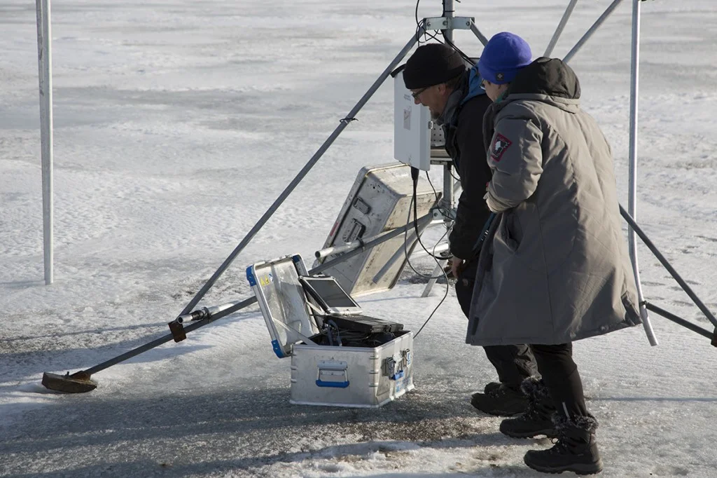 62ea1ec61f708c09-checking-weather-data-1024x682.jpg