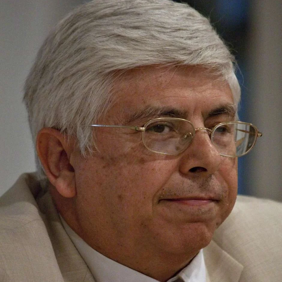 lauro+bustamante+headshot.jpg