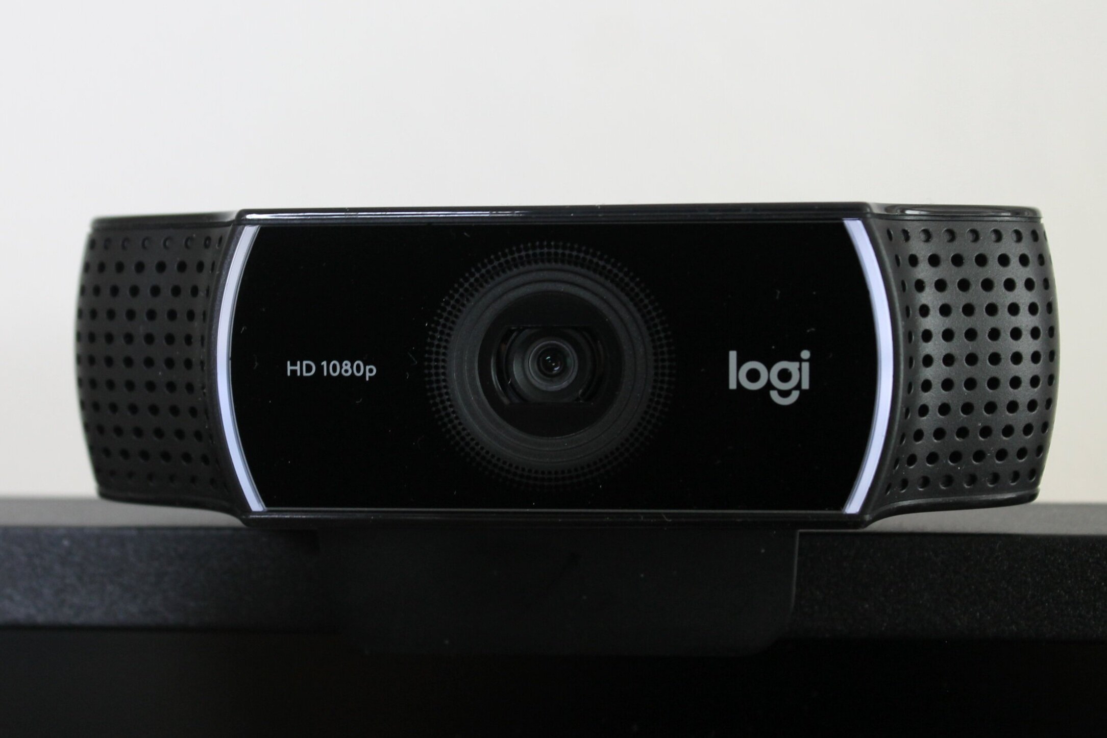 Logitech Streamcam vs Logitech C922 — Tech by BadIntent