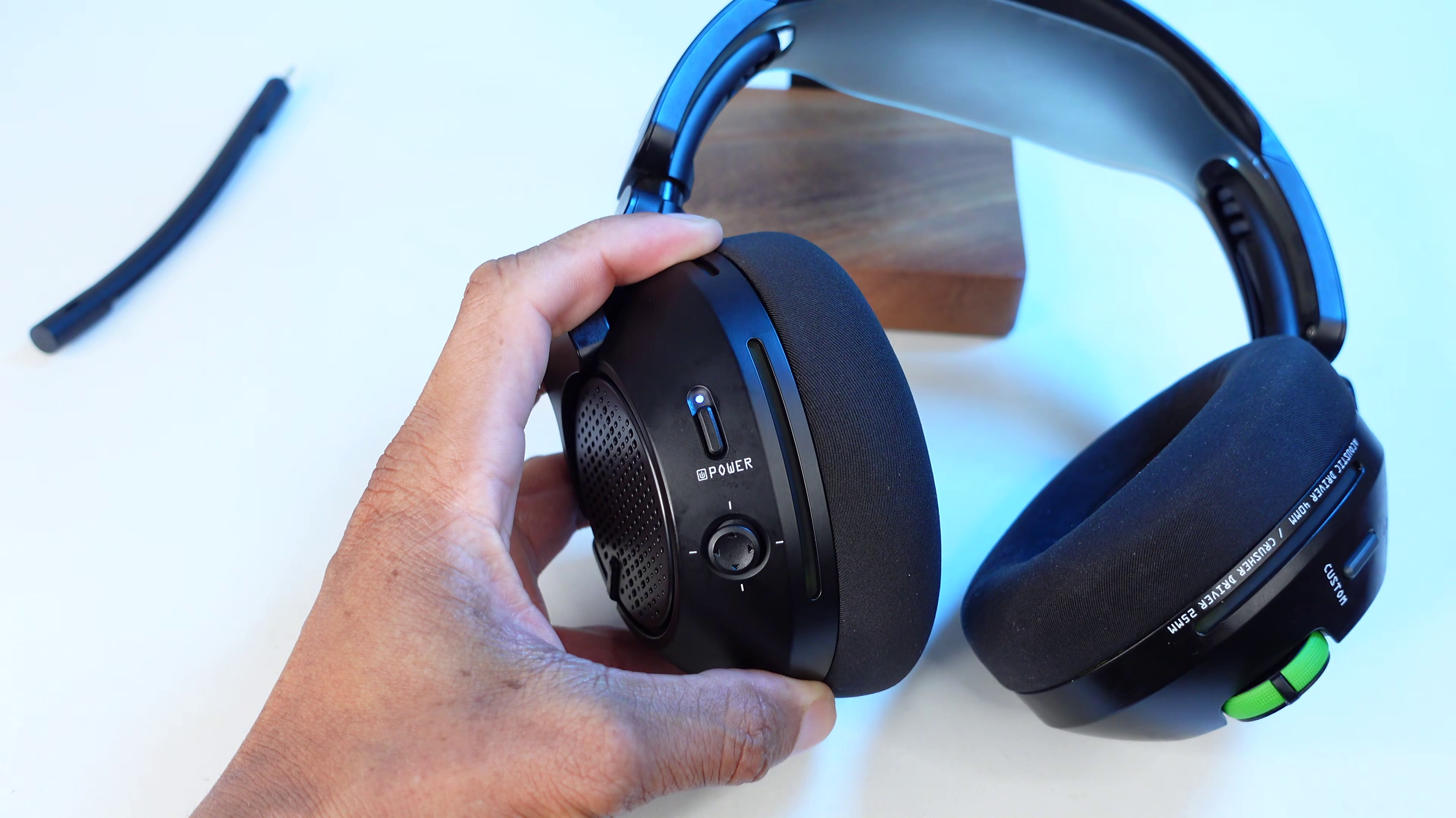 image of plyr720 showing left earcup controls