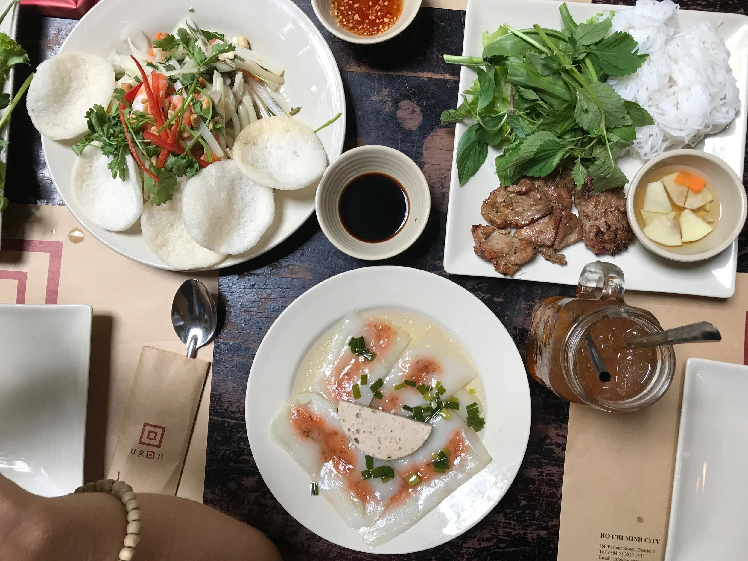 Ngon Restaurant Salade de tiges de lotus aux crevettes (gỏi ngó sen tôm), porc grillés et vermicelles (bún chả) et raviolis à la crevette (bánh cuốn tôm).
