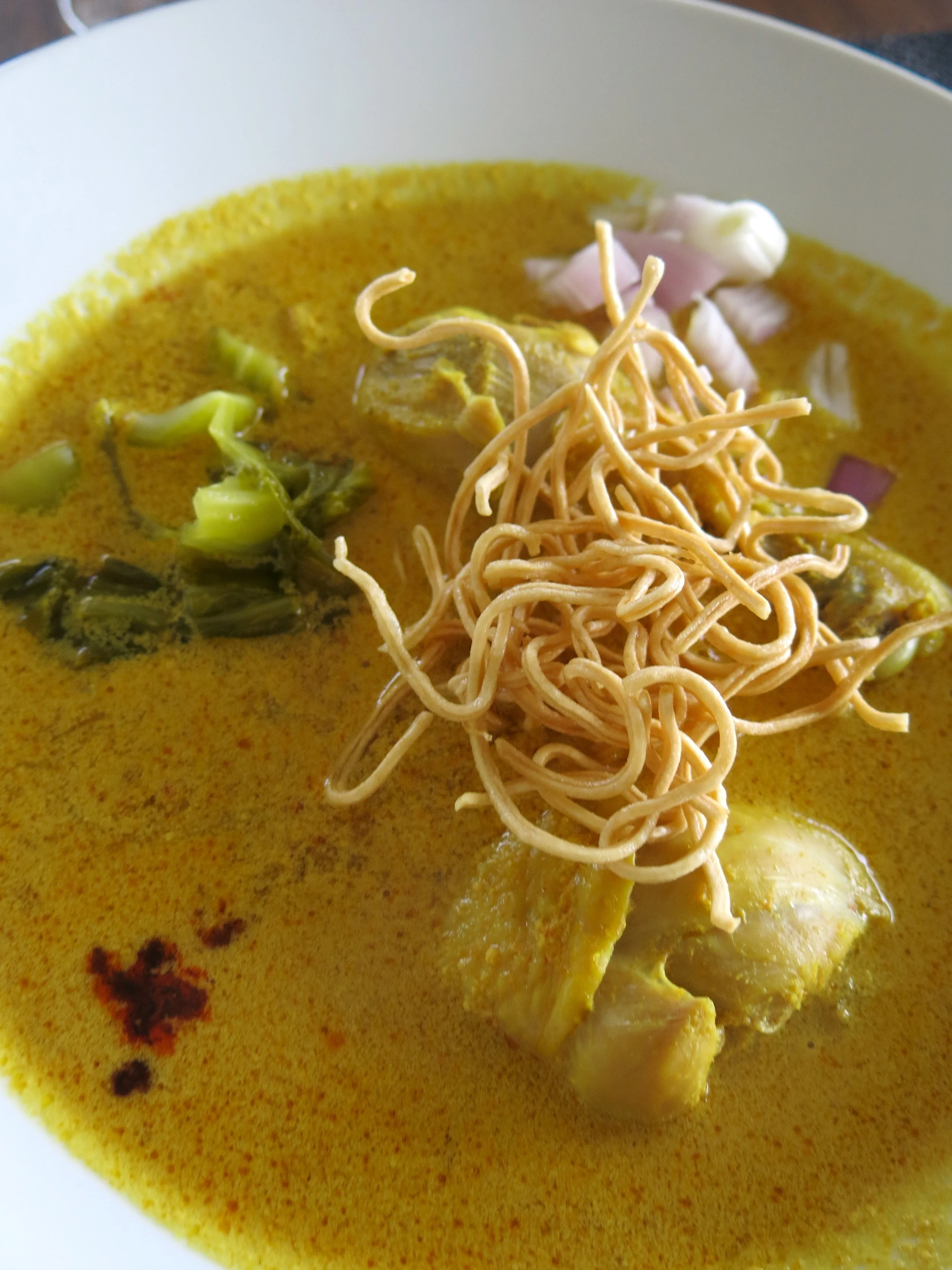 Khao Soi contains noodles and chicken drumsticks