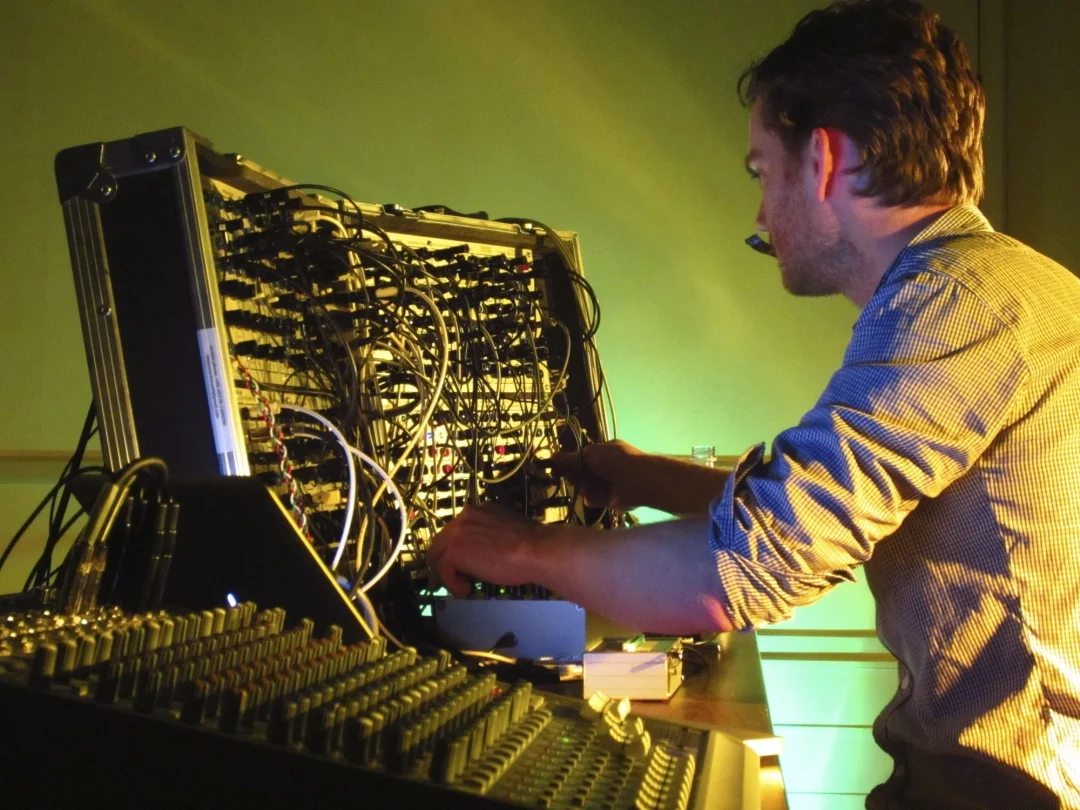 Thomas Ankersmit salutes the pioneering electronic work of Dick Raaijmakers and advances his own work in the process