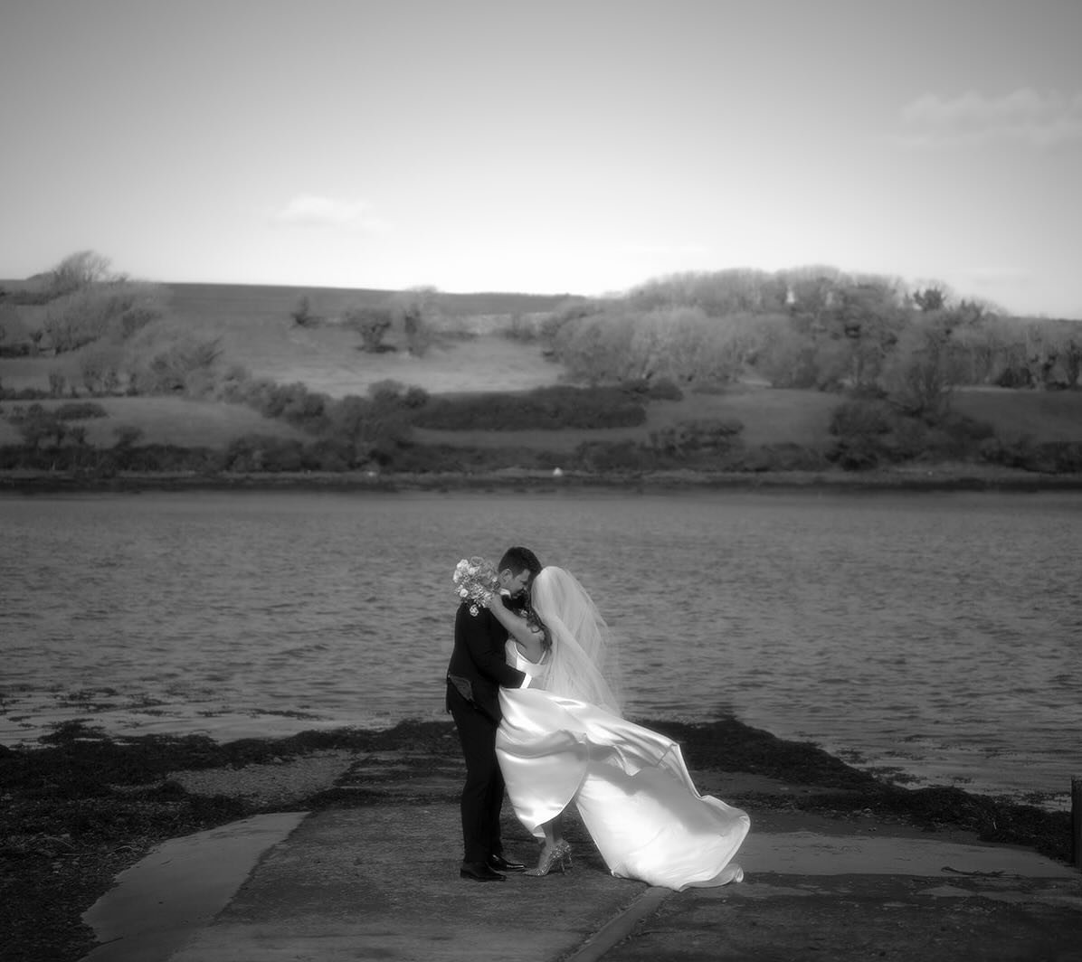 Meet me by the sea 🌊 

Can&rsquo;t get enough of this dreamy first look moment with N+D. We were blessed with beautiful clear skies for their October wedding at Inish Beg in West Cork. 

_
Planning, design + styling: @primrose_weddings_events
Captur